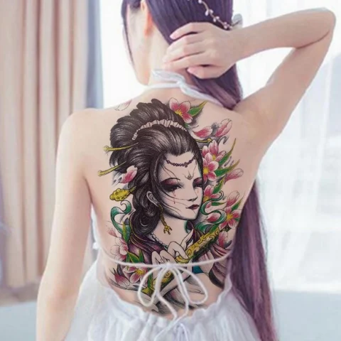 Hình xăm cô gái Nhật đầy màu sắc trên lưng