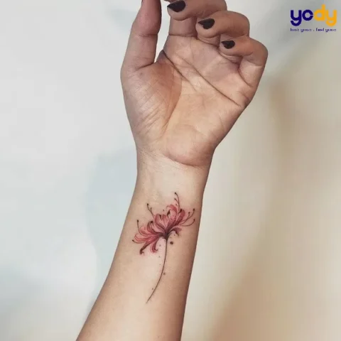 Hình xăm cổ tay nữ chất với biểu tượng hoa văn tối giản