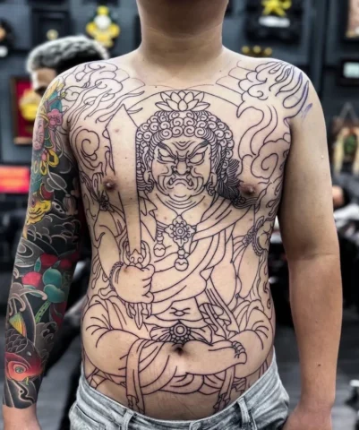 Hình xăm full bụng đang trong quá trình lành