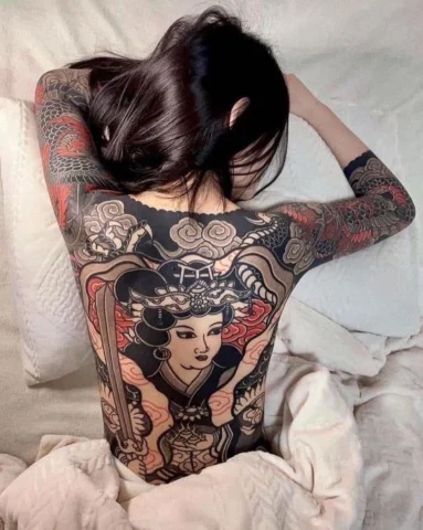Hình xăm full lưng nữ Nhật cổ với Geisha và hoa