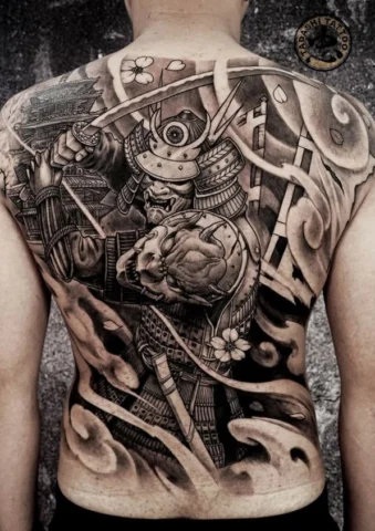 Hình xăm full lưng samurai với hoa văn Nhật Bản tinh xảo