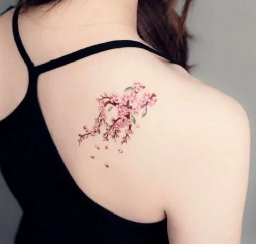 Hình Xăm Hoa Anh Đào Rơi: Biểu Tượng Vẻ Đẹp Phù Du Hình xăm hoa anh đào rơi kết hợp dòng chữ