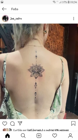 Hình Xăm Lưng Nữ: Khám Phá Ý Nghĩa & Xu Hướng Tattoo 2026 Hình xăm hoa mẫu đơn lớn trên lưng nữ