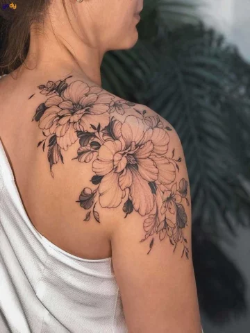 Hình xăm hoa mẫu đơn tinh tế sau vai nữ