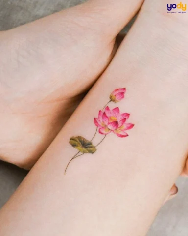 Hình xăm hoa sen mini ở cổ tay