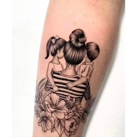 Hình xăm mẹ và hai con với các biểu tượng gia đình nhỏ