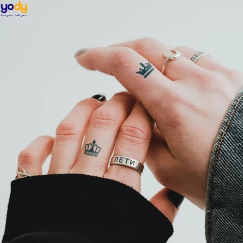 Ý Nghĩa Hình Xăm Nhẫn Ở Ngón Tay: Biểu Tượng Vĩnh Cửu & Cá Tính Hình xăm nhẫn tinh tế trên ngón tay