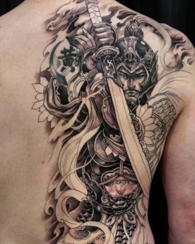 Hình xăm nửa lưng samurai với hoa văn tinh tế