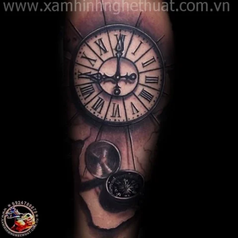 Hình xăm đồng hồ La Mã với kim đồng hồ chỉ thời gian đặc biệt