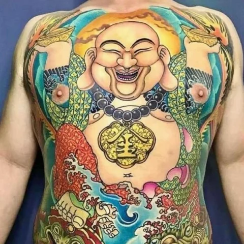 Hình xăm ông Thần Tài tươi cười ôm túi tiền