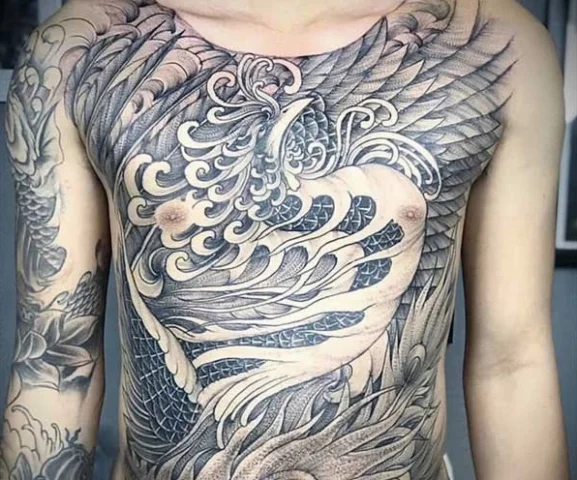 Hình xăm phượng hoàng nửa bụng rực lửa với màu sắc ấn tượng