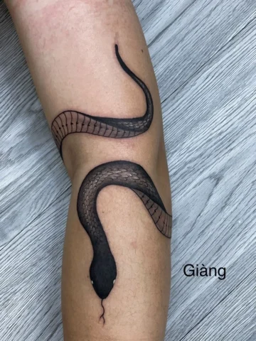 Hình xăm rắn và hoa tinh tế trên cổ tay nữ