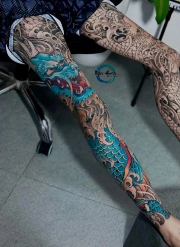 Hình xăm rồng full chân phong cách Blackwork