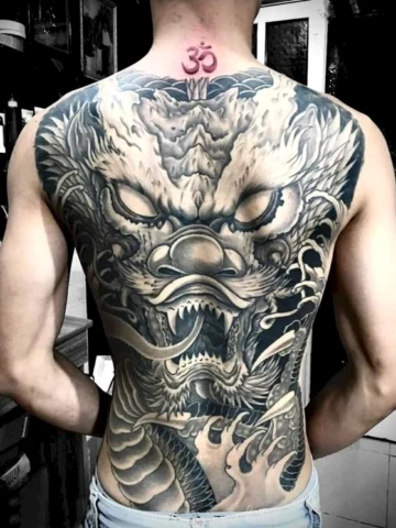Hình Xăm Rồng Kín Lưng Trắng Đen: Biểu Tượng Quyền Lực & Nghệ Thuật Độc Đáo