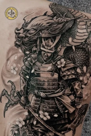 Hình xăm samurai cận cảnh với biểu cảm mạnh mẽ
