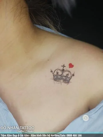 Hình xăm vương miện kết hợp hoa hồng ấn tượng