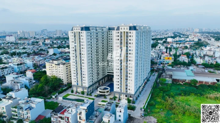 Hồ bơi tại DreamHome Palace với thiết kế hiện đại