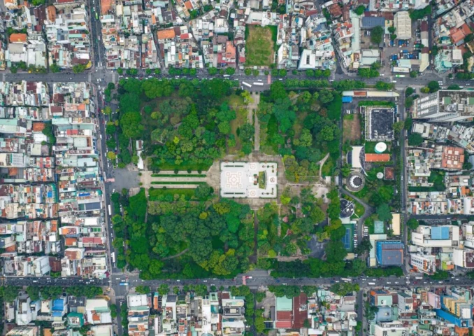 Hồ nước trong Công Viên Lê Văn Tám