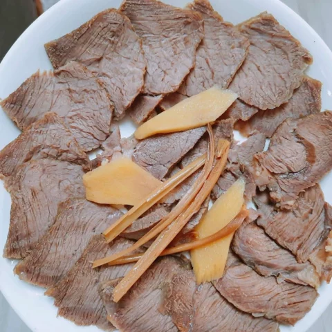 Bí Quyết Làm Thịt Bò Hấp Thơm Ngon, Mềm Ngọt Tại Nhà Đĩa thịt bò hấp mềm ngọt