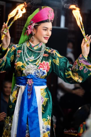 Không gian đền phủ nơi diễn ra hầu đồng