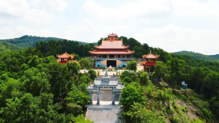 Không gian yên bình và tĩnh lặng tại Thiền Viện Trúc Lâm Phượng Hoàng