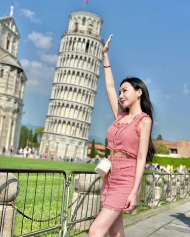 Khung cảnh nhộn nhịp tại Quảng trường Milenio, Pisa