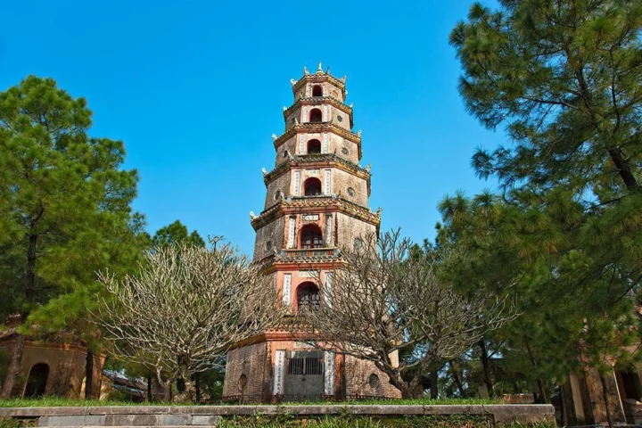 Khung cảnh thanh bình bên dòng sông Hương nhìn từ Chùa Thiên Mụ