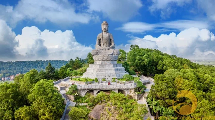 Khám Phá Điểm Du Lịch Bắc Ninh Hấp Dẫn Nhất 2026 Khung cảnh thiên nhiên xanh mát tại khu du lịch Núi Dạm