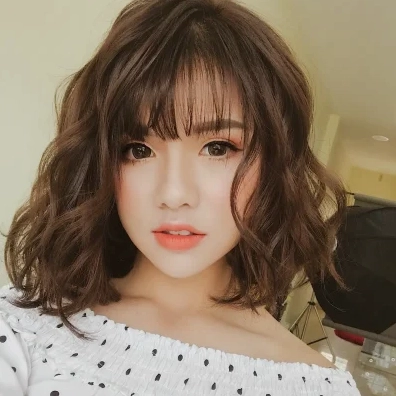 Kiểu tóc ngang vai uốn cúp chữ C