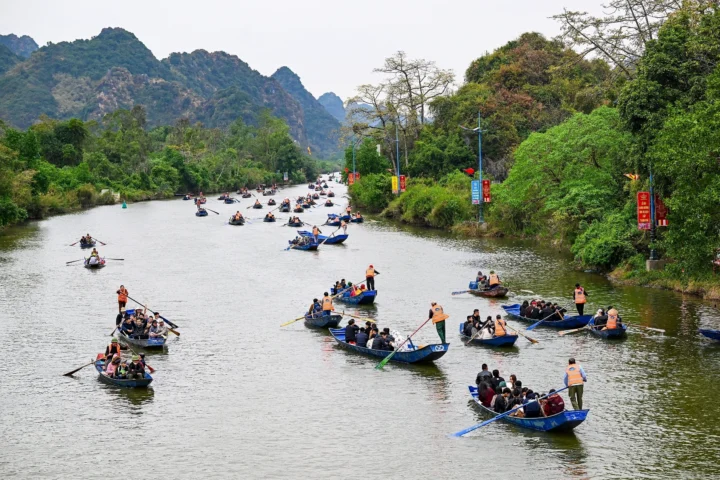 Chùa Hương: Khám phá vẻ đẹp tâm linh và non nước hữu tình 2026 Lễ hội Chùa Hương sôi động