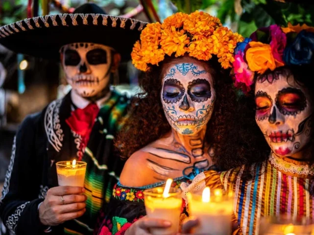 Lễ hội nào tương tự Halloween ở Mexico?