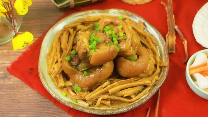 Măng khô kho thịt ba chỉ đậm đà