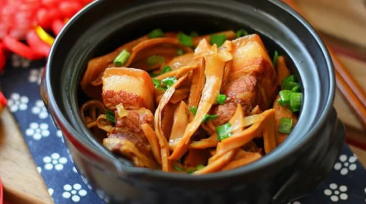 Măng khô luộc mềm chuẩn bị chế biến