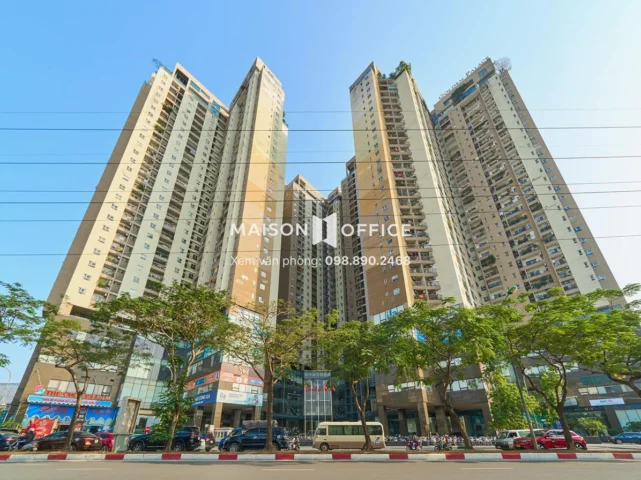 Mặt ngoài tòa nhà Golden Palace Mễ Trì với kiến trúc kính