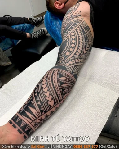 Mẫu hình xăm Maori full tay với sự kết hợp của xoắn ốc và hoa văn hình học