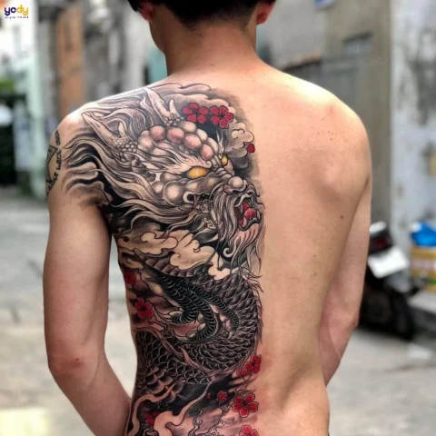 Mẫu hình xăm rồng nửa lưng nam ấn tượng