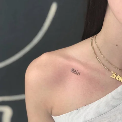 Khám Phá Hình Xăm Xương Quai Xanh Mini: Xu Hướng 2026 Mẫu hình xăm xương quai xanh mini dạng chữ và ký hiệu