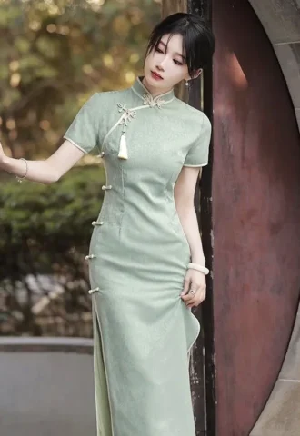 Mẫu sườn xám cách tân hiện đại với đường cắt chéo độc đáo