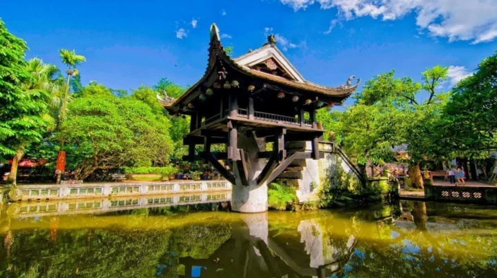 Chùa Một Cột Tọa Lạc Ở Đâu Của Nước Ta? Khám Phá Kiến Trúc Độc Đáo Một góc nhìn khác của Chùa Một Cột với hồ nước xung quanh