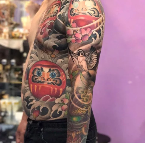 Một hình xăm Daruma màu sắc sống động trên cánh tay