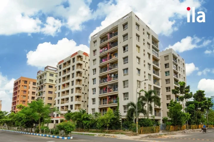 Chung cư tiếng Anh là gì? Khám phá thuật ngữ & cách dùng chi tiết Một khu chung cư hiện đại với nhiều tòa nhà cao tầng