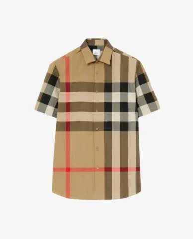 Nam giới trẻ trung phối đồ với áo Burberry nam