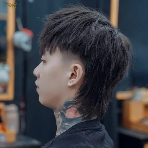 Kiểu Tóc Mullet Nam Dài: Biến Tấu Đầy Phong Cách Cho Phái Mạnh 2026 Nam giới với mái tóc mullet nam dài được tạo kiểu gọn gàng
