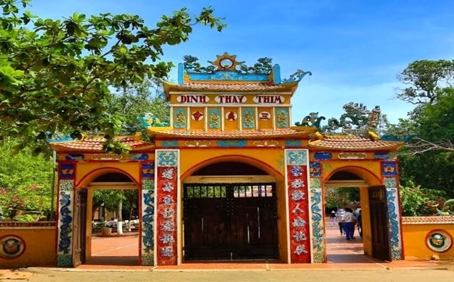 Ngọn Hải Đăng Kê Gà nhìn ra biển