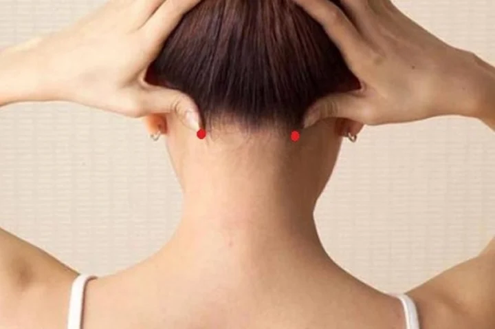Người đang massage huyệt Phong Trì