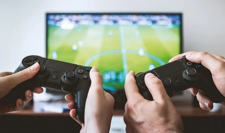 Người chơi tập trung vào màn hình game