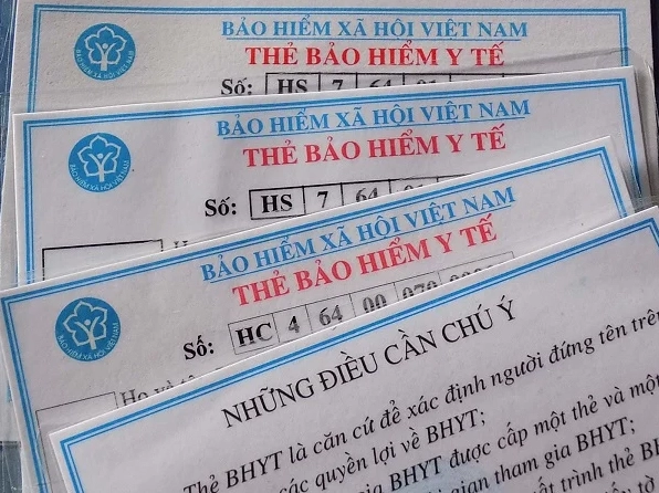 Người dân đi làm thủ tục bảo hiểm y tế