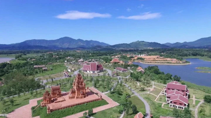 Người dân tộc biểu diễn nghệ thuật tại Làng Văn hóa