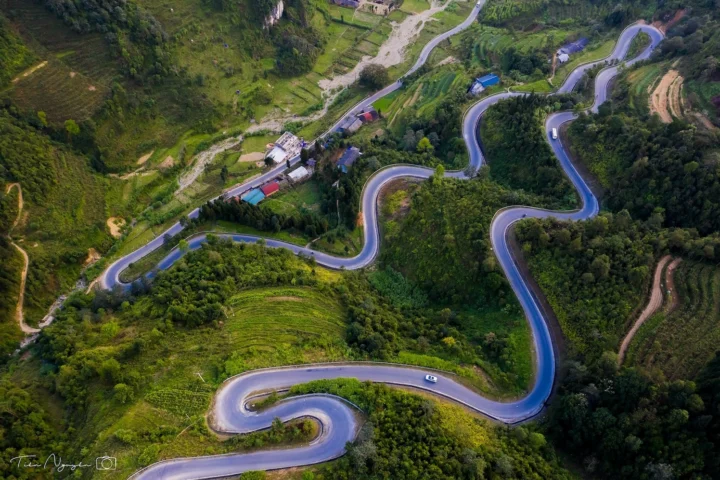 Đèo Mã Pí Lèng: Cung Đường Hùng Vĩ Nhất Tây Bắc Người đi xe máy chinh phục cung đường đèo Mã Pí Lèng