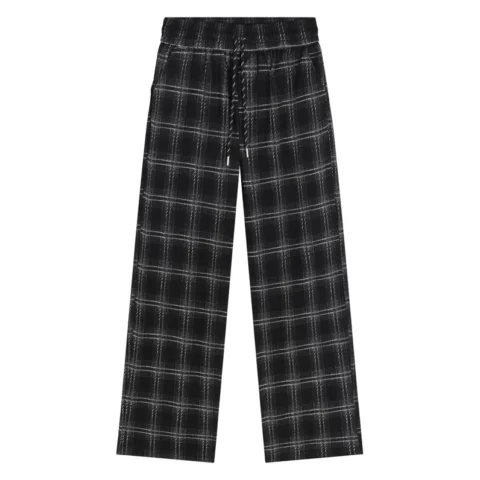 Quần Caro: Bí Quyết Phối Đồ Trendy & Nâng Tầm Phong Cách Người mẫu mặc quần caro phối áo sơ mi trắng thanh lịch